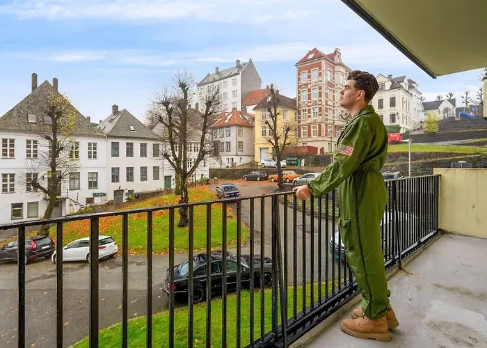 Dinbnb L Free Parking L 5 Min From Torget L Nearby Coast I Newly Furnished Lejlighed